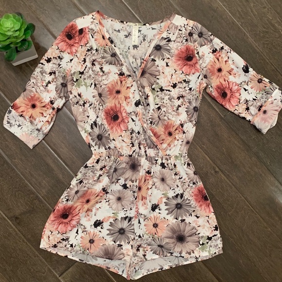 Floral pattern romper 🌺 - Picture 2 of 5